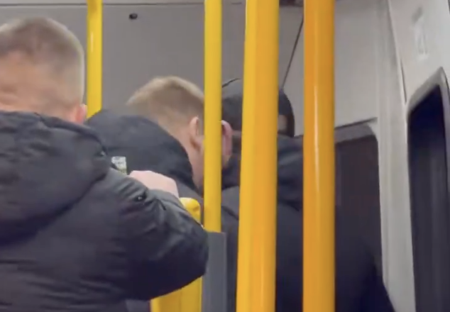 Zaatakowali pasażera za mówienie po ukraińsku. Policja zatrzymała dwóch mężczyzn po ataku w tramwaju