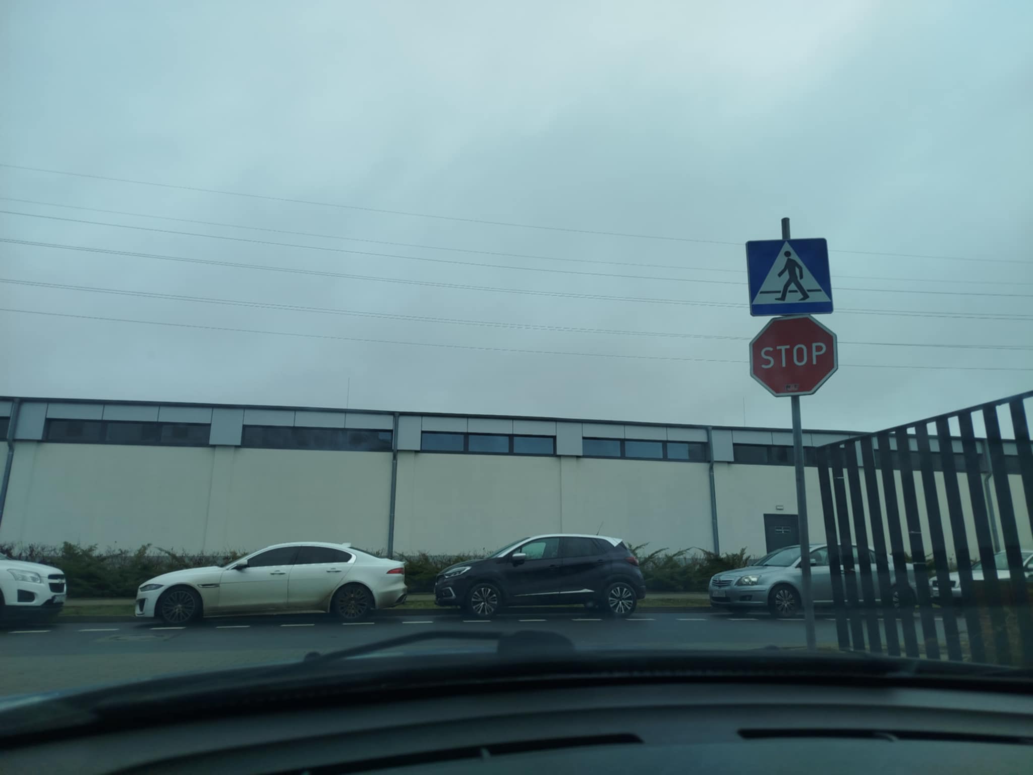 ZDM przebudował drogę, ale to mieszkańcy muszą kupić znaki. jeżeli ich chcą