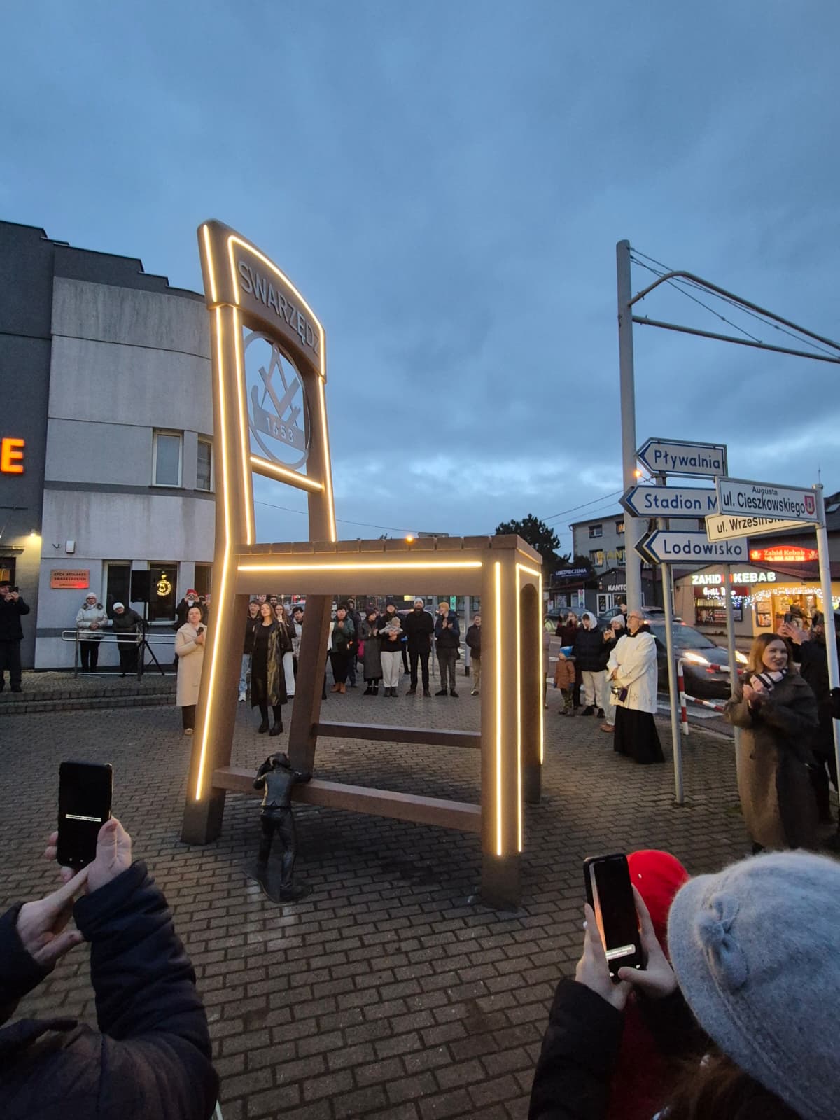 Ogromne krzesło stanęło w Swarzędzu. Waży tonę i świeci się w nocy