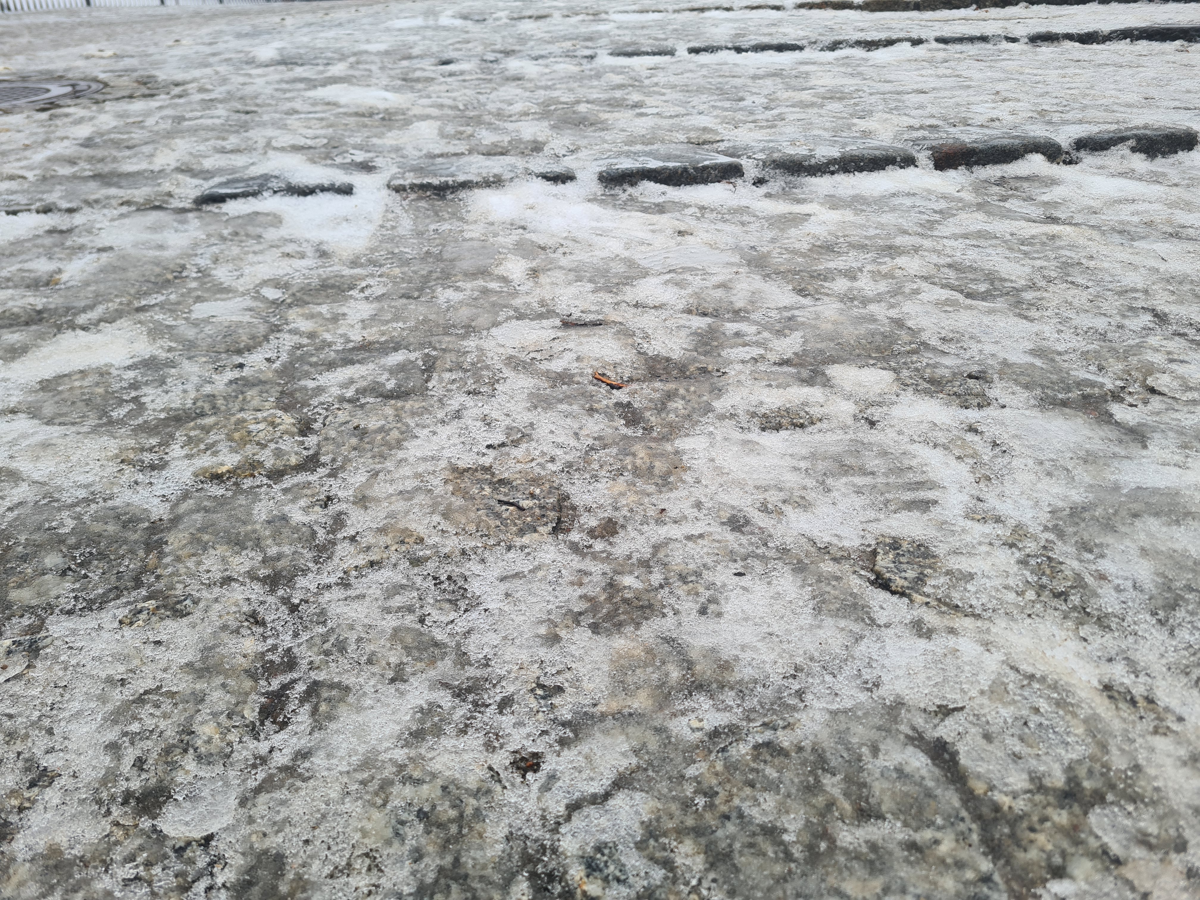 Paraliż. Stoją pociągi, samoloty mają opóźnienia, lawina kolizji