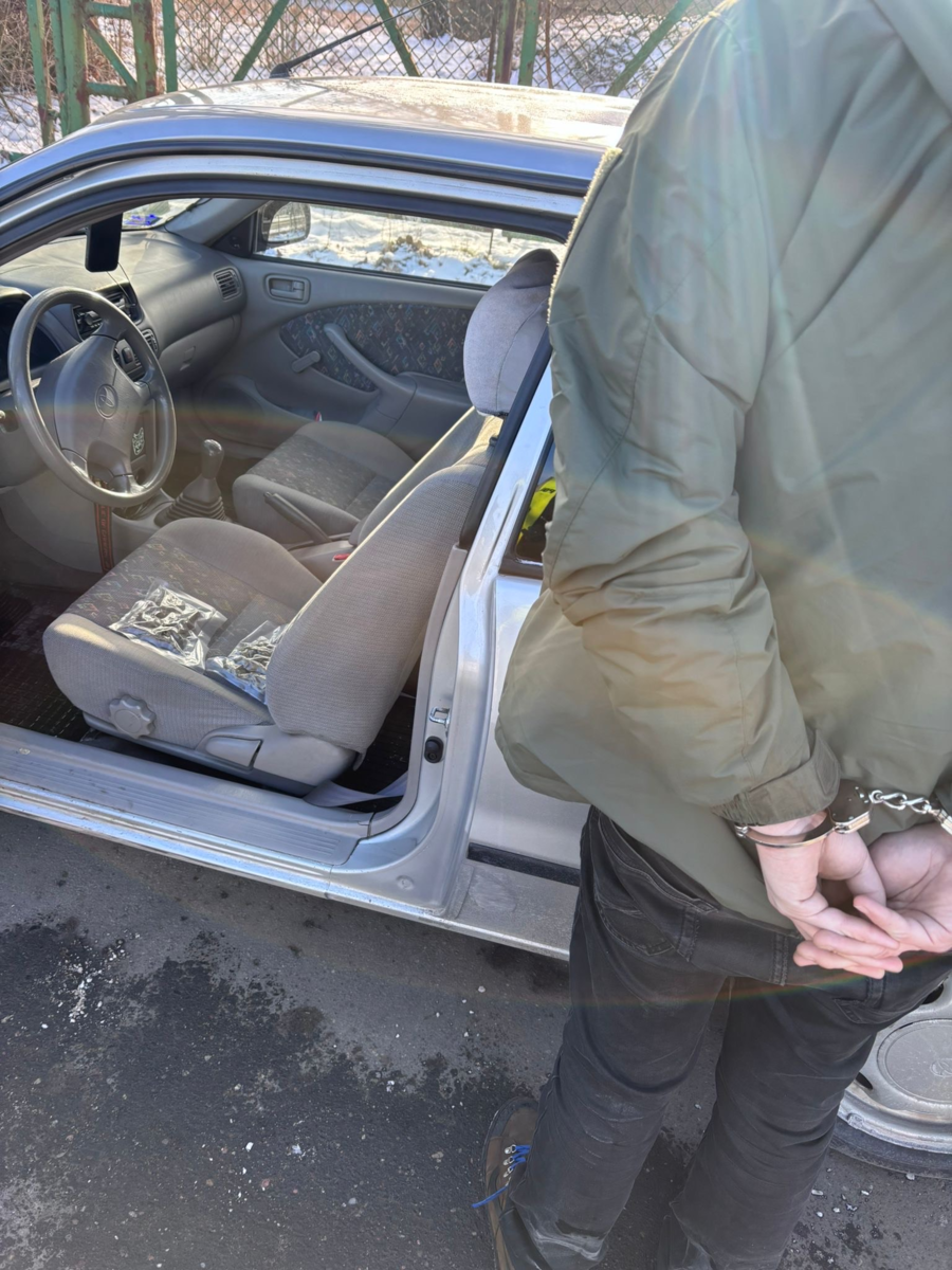 Jechał prawie 100km/h przez miasto z narkotykami pod kurtką