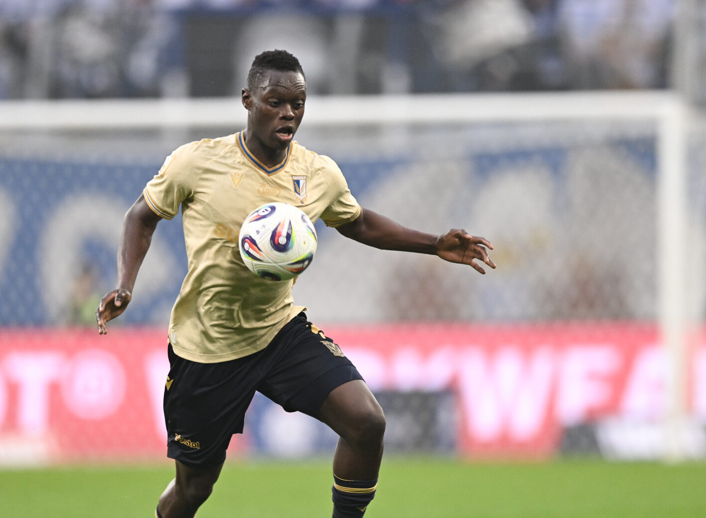 Lech poleciał do Abu Zabi bez Oumy. Pomocnik podpadł trenerowi