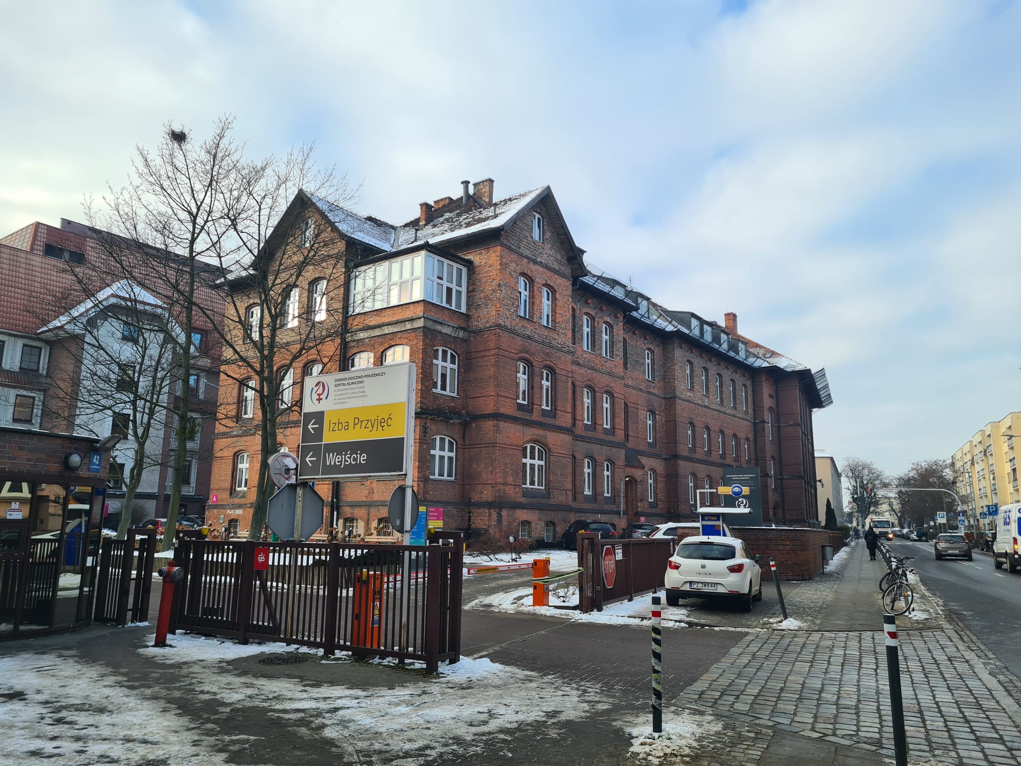 Zwłoki na dachu szpitala przy ulicy Polnej