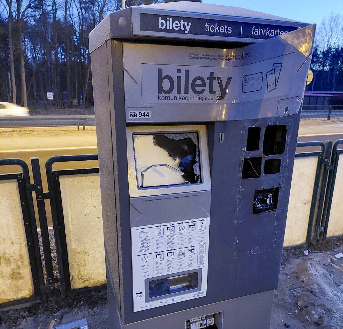Zdewastowali biletomat. Teraz podróżni mają problem