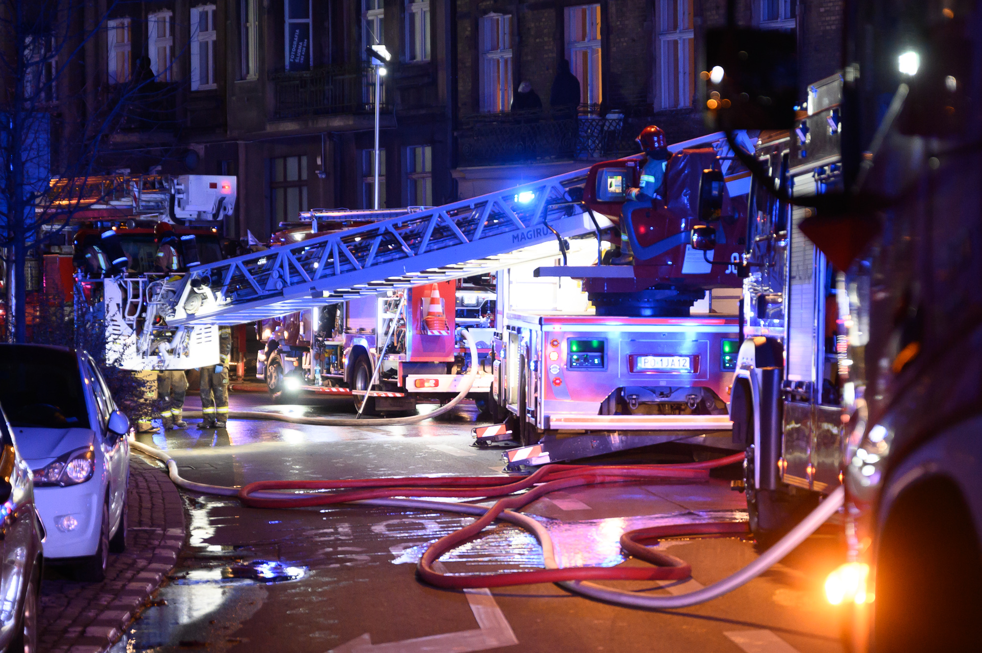 Pożar kamienicy w centrum Poznania. Ewakuowano 25 osób, dwóch strażaków trafiło do szpitala