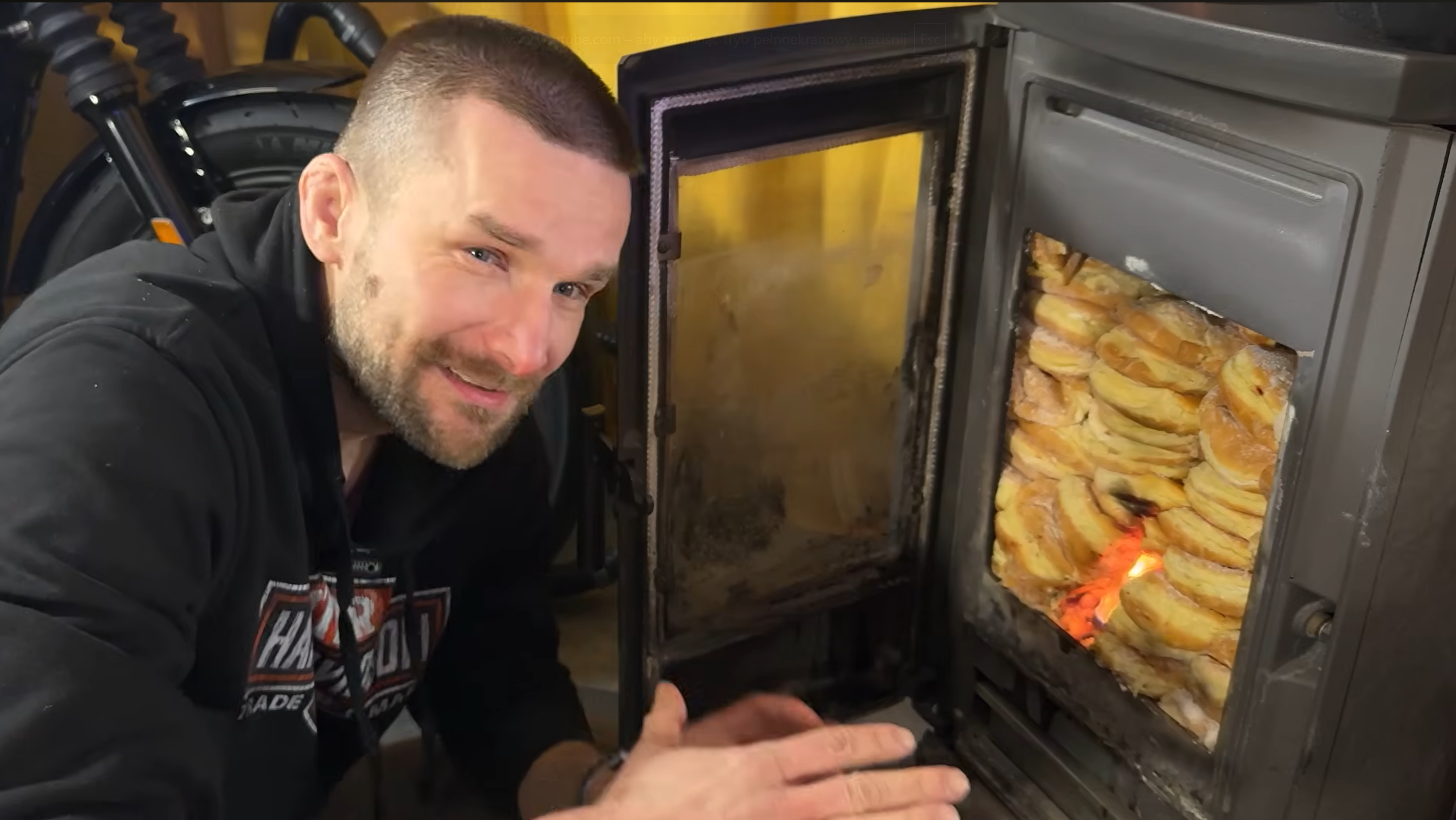 Napalił w piecu pączkami. Wynik eksperymentu może zaskakiwać