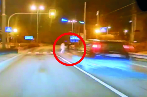 O włos od tragedii. Refleks pieszych uratował im życie [NAGRANIE]