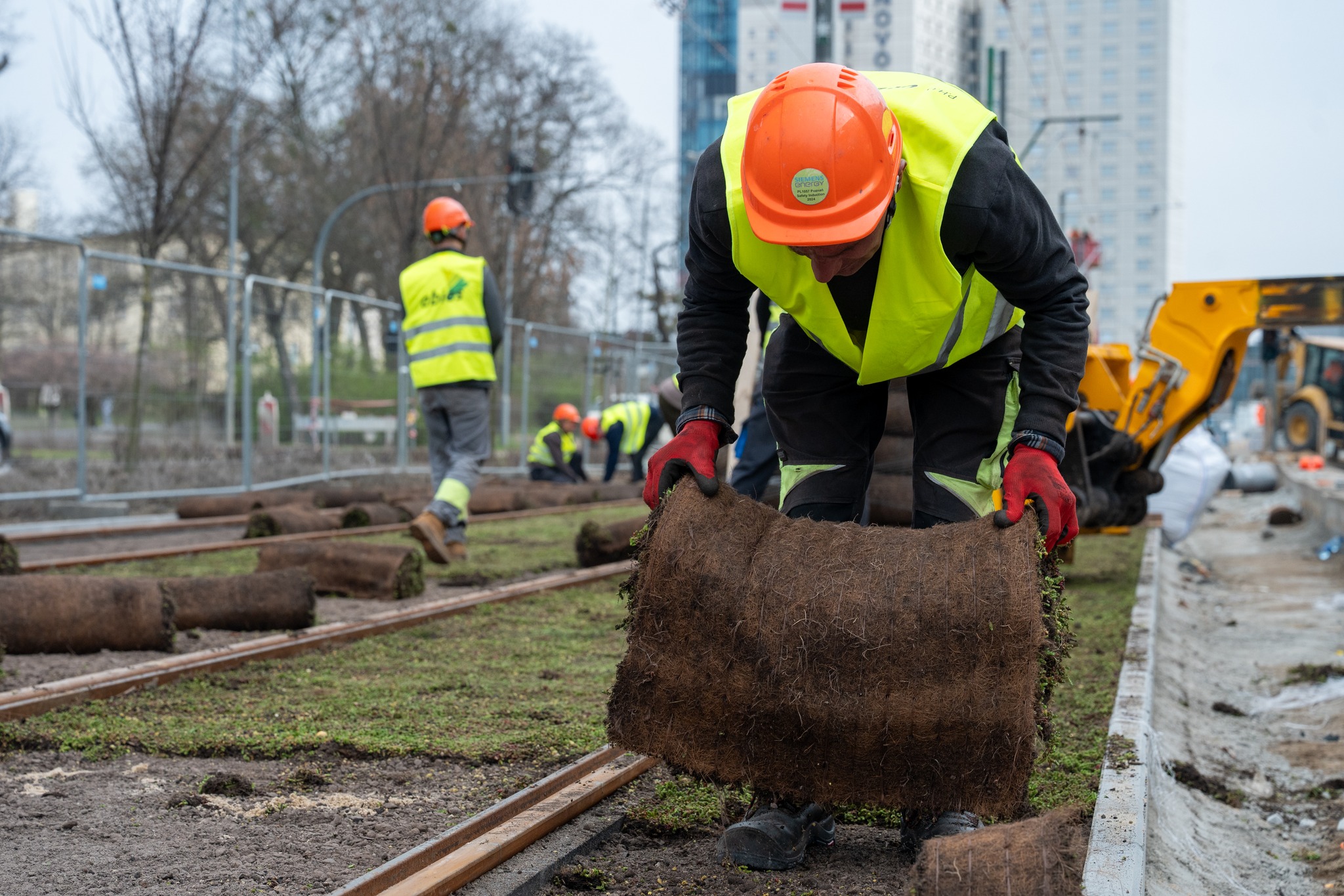 Mniej bruku, więcej zieleni. Będzie trawa na torowisku