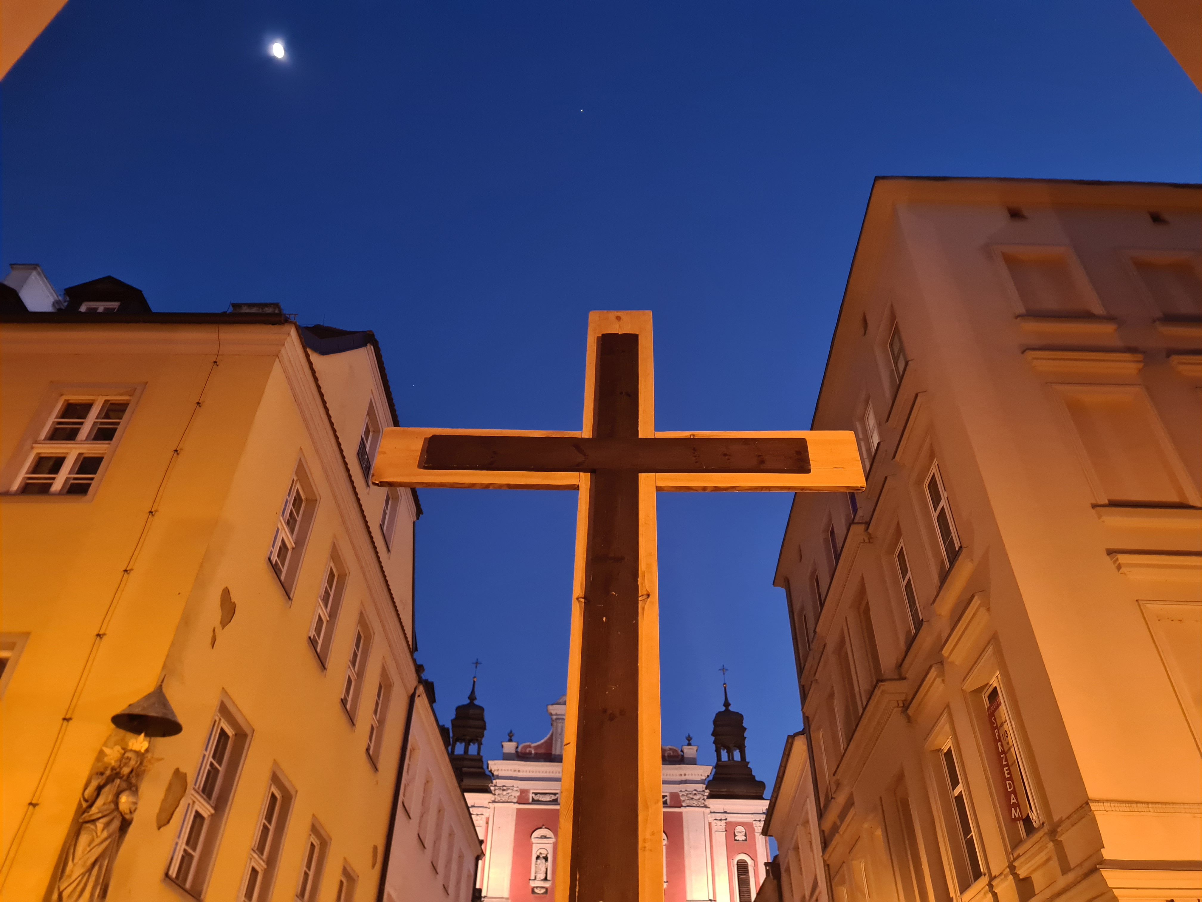 W centrum miasta pojawił się krzyż. Ulicami przeszli katolicy