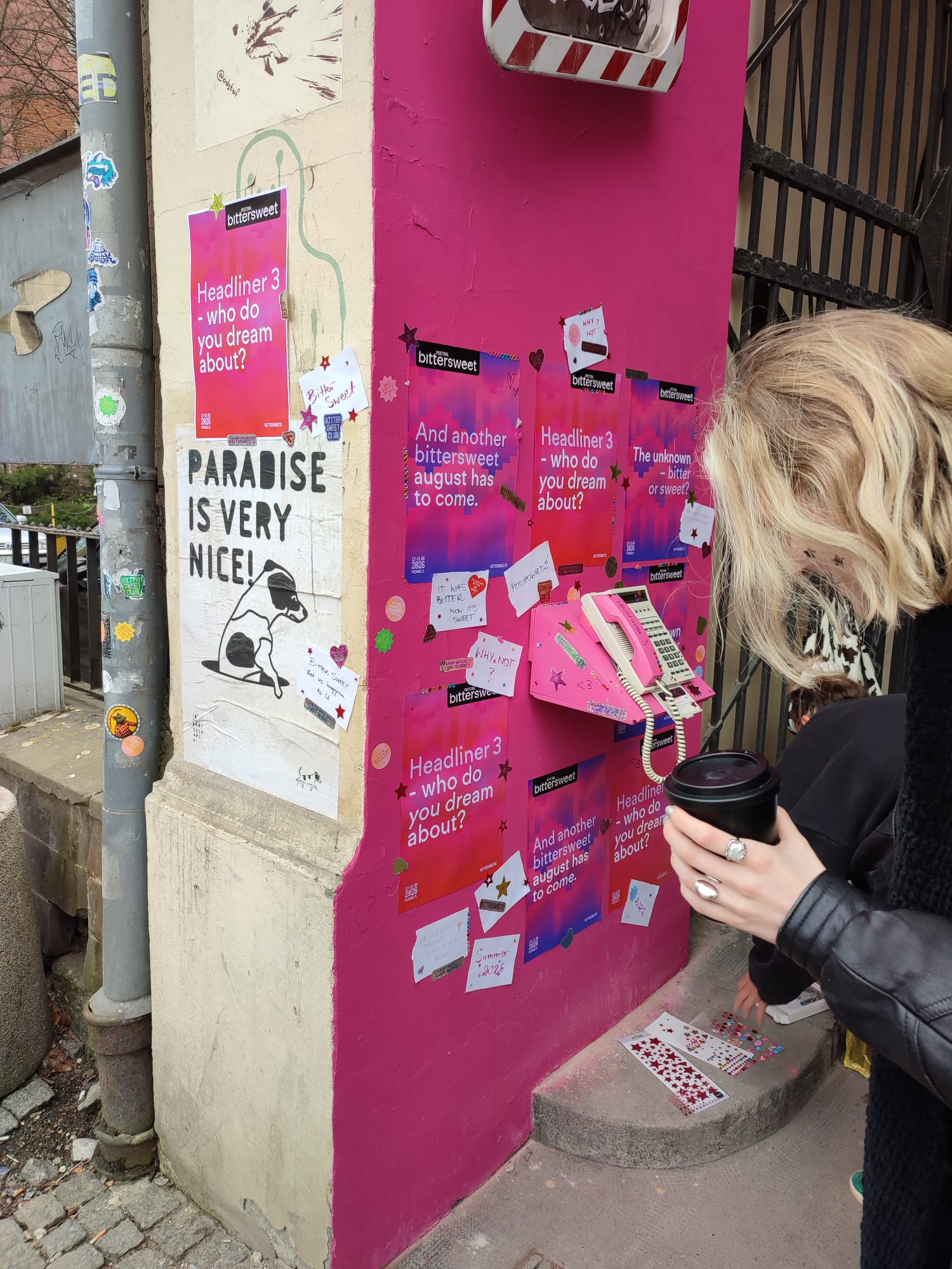 Tajemniczy telefon w centrum miasta. Da odpowiedź, kto będzie gwiazdą wieczoru letniego festiwalu