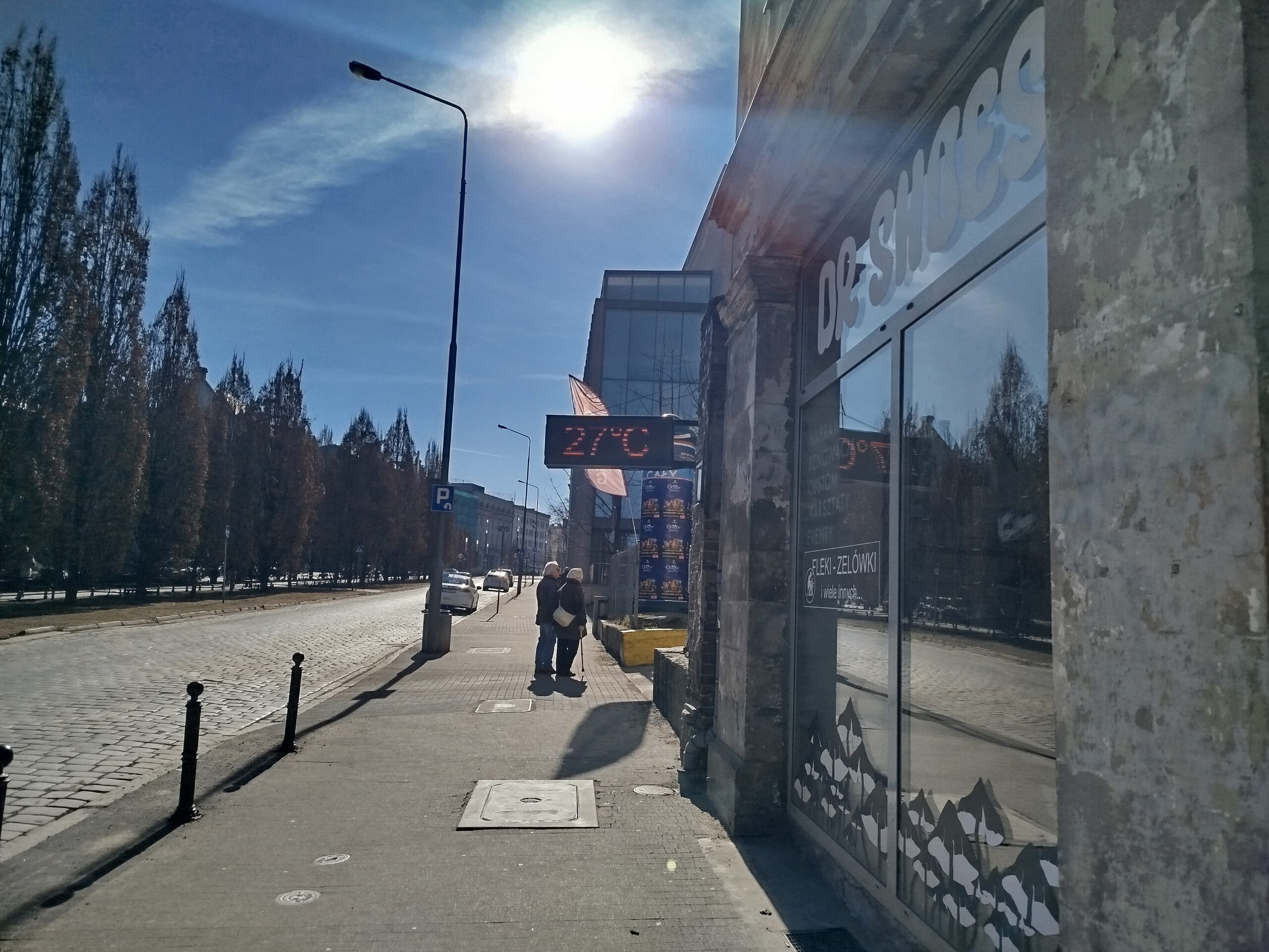 Wiosna przyszła? Tak – na wyświetlaczu. 27 st. C na Alejach Marcinkowskiego