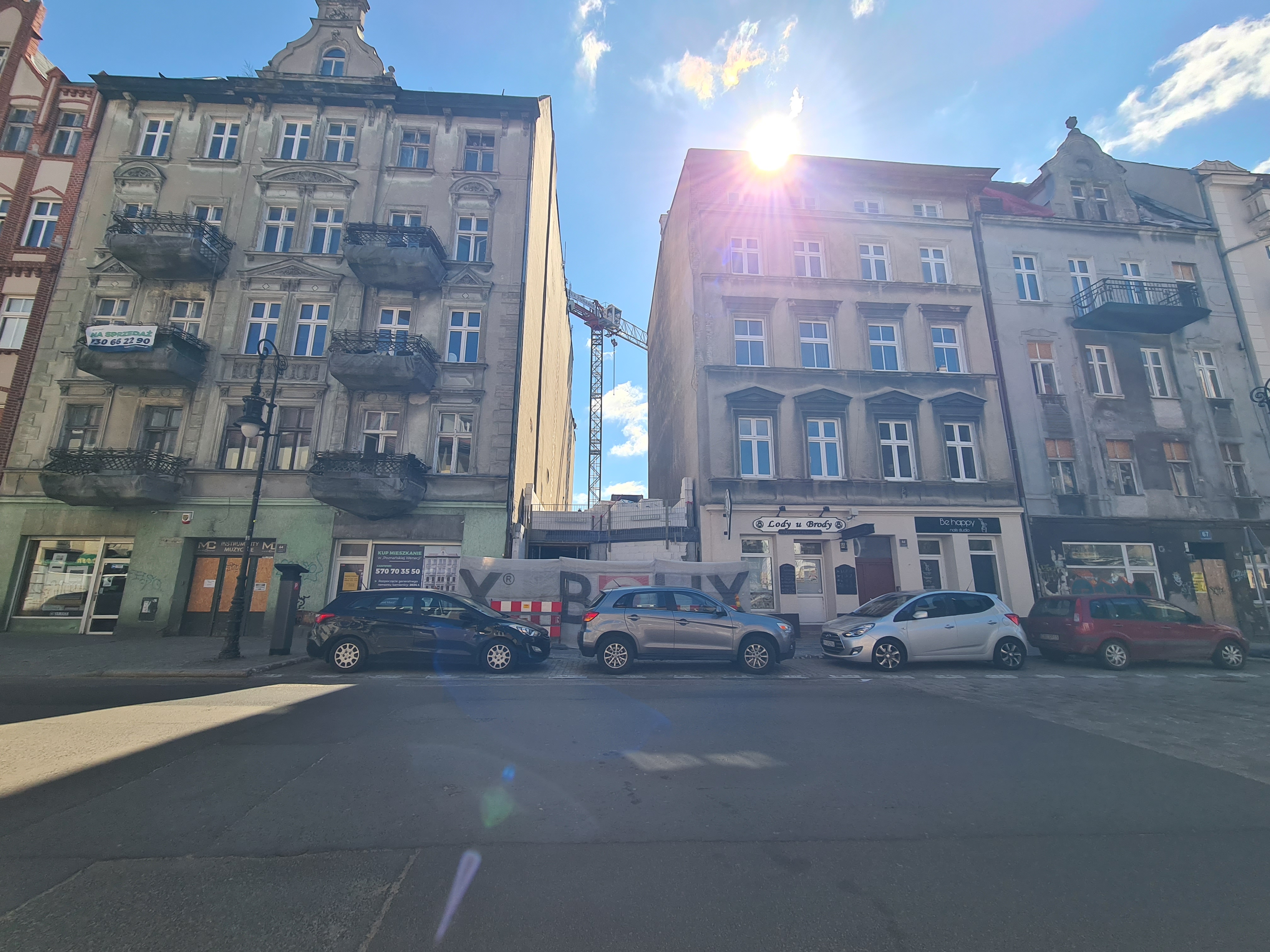 Wcisną ją w szczelinę. Powstaje najwęższa kamienica w kraju. Będzie pełna znanych kobiet