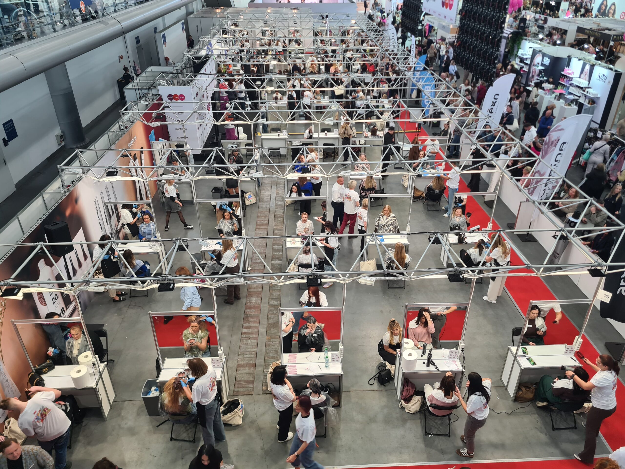 Fryzjerzy pobili rekord Guinessa na targach w Poznaniu. Ponad 220 koloryzacji