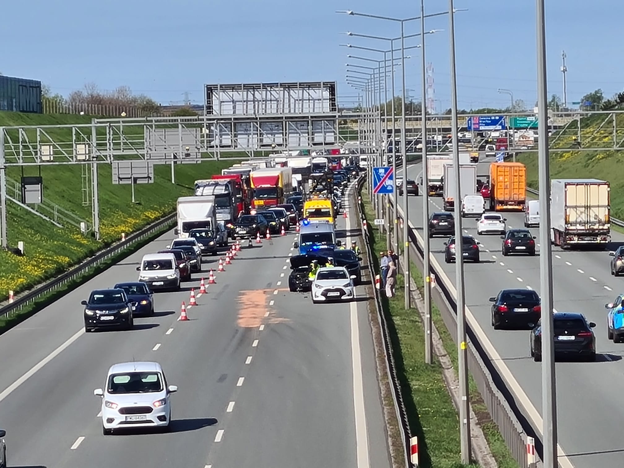 Osiemdziesięciolatek spadł z wiaduktu na autostradę