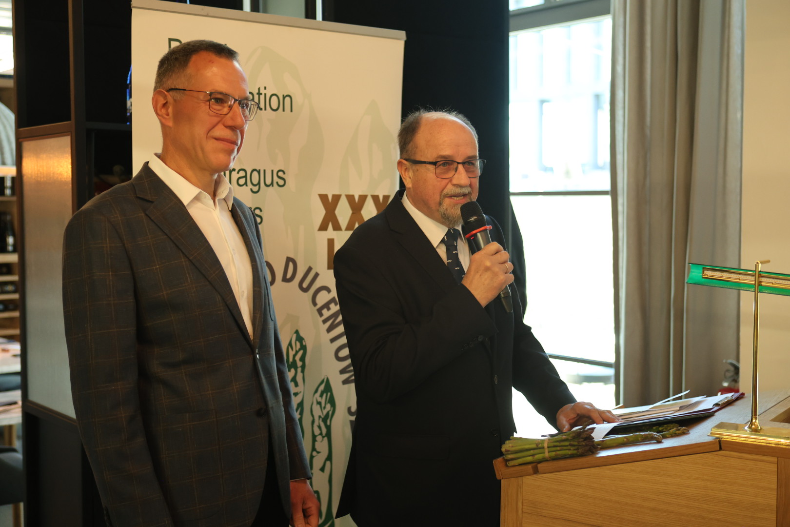 Wysokie ceny za szparagi. Powodem mroźna zima, choćby 35 zł za pęczek