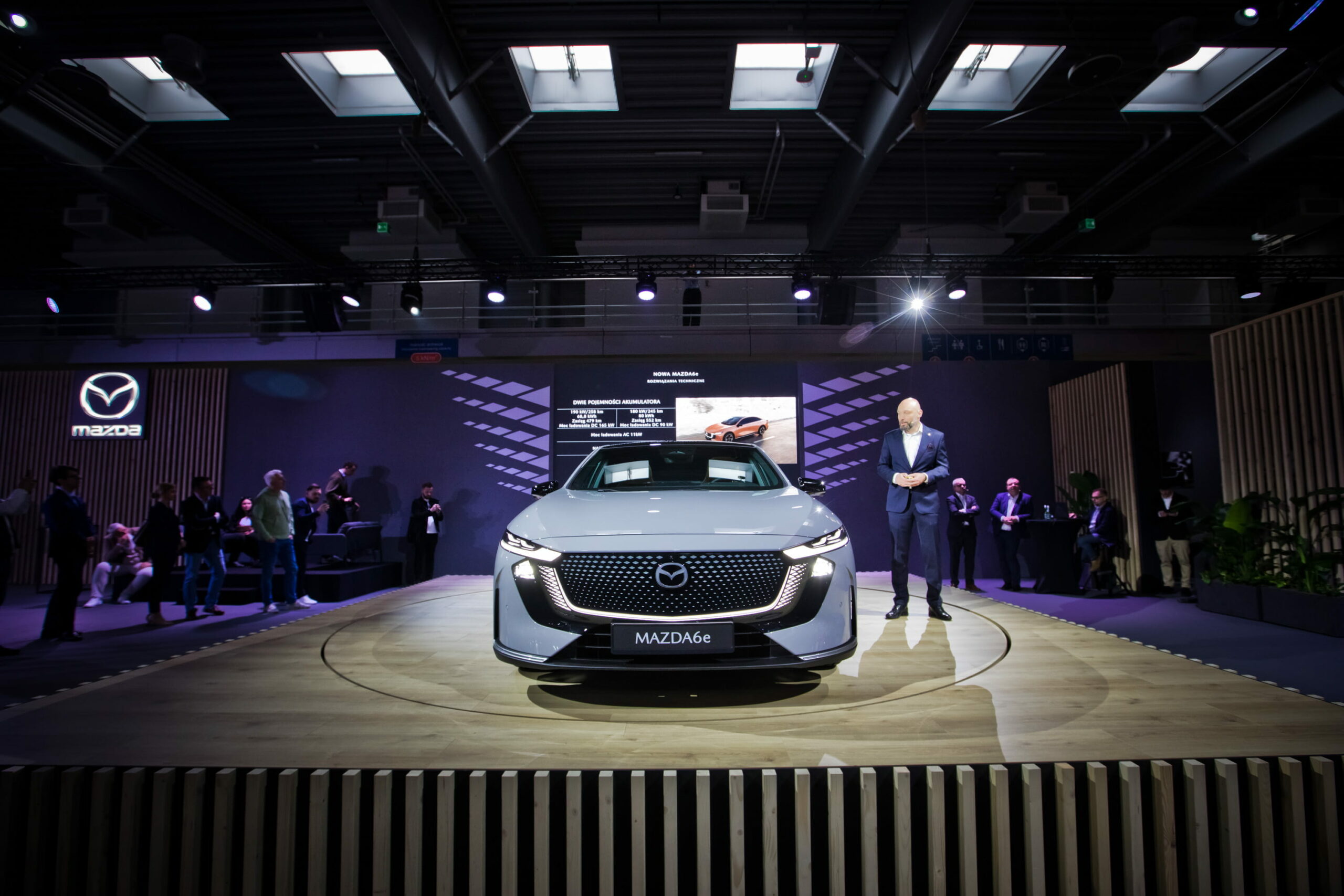 Motoryzacyjna rewolucja w sercu Wielkopolski. Dziesiątki premier, gwiazdy ekranu i technologia przyszłości