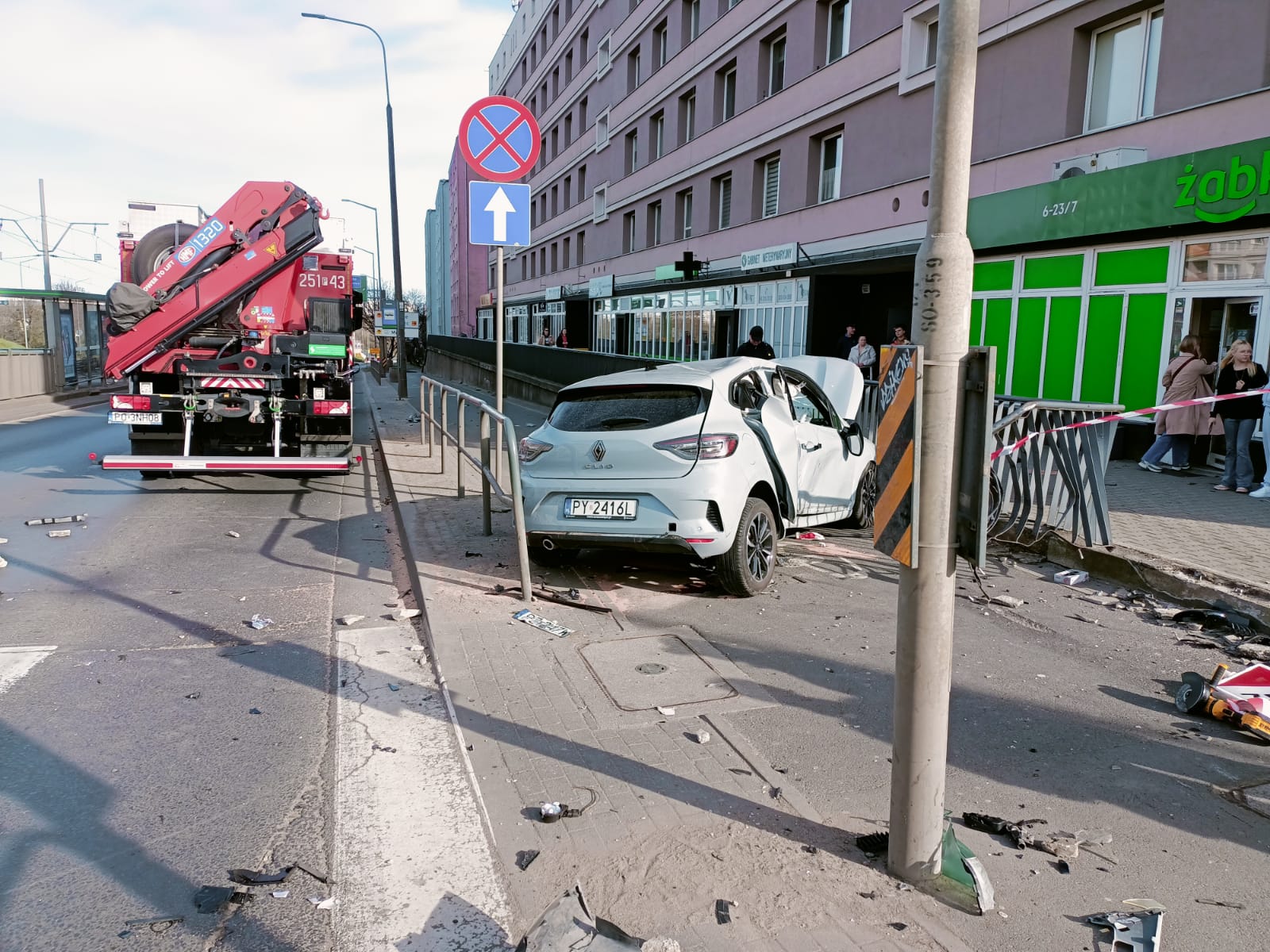 Groźny wypadek. Kierowca kompletnie pijany, dwie osoby ranne [AKTUALIZACJA]
