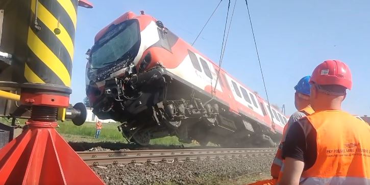 W Garbatce trwa podnoszenie wagonów. Na miejscu ogromny dźwig [FILM]