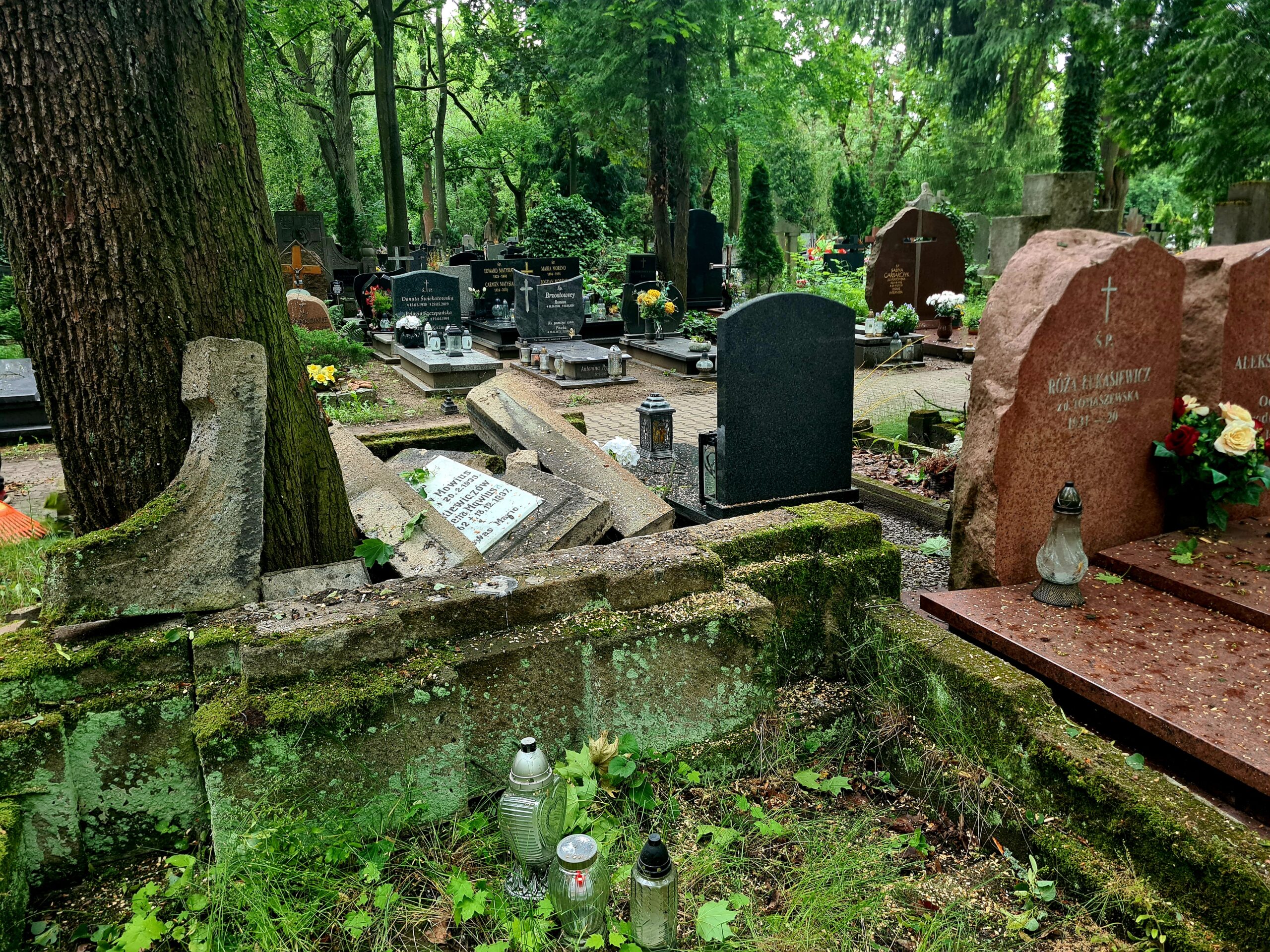 Tak wygląda cmentarz po przejściu burzy[ZDJĘCIA]