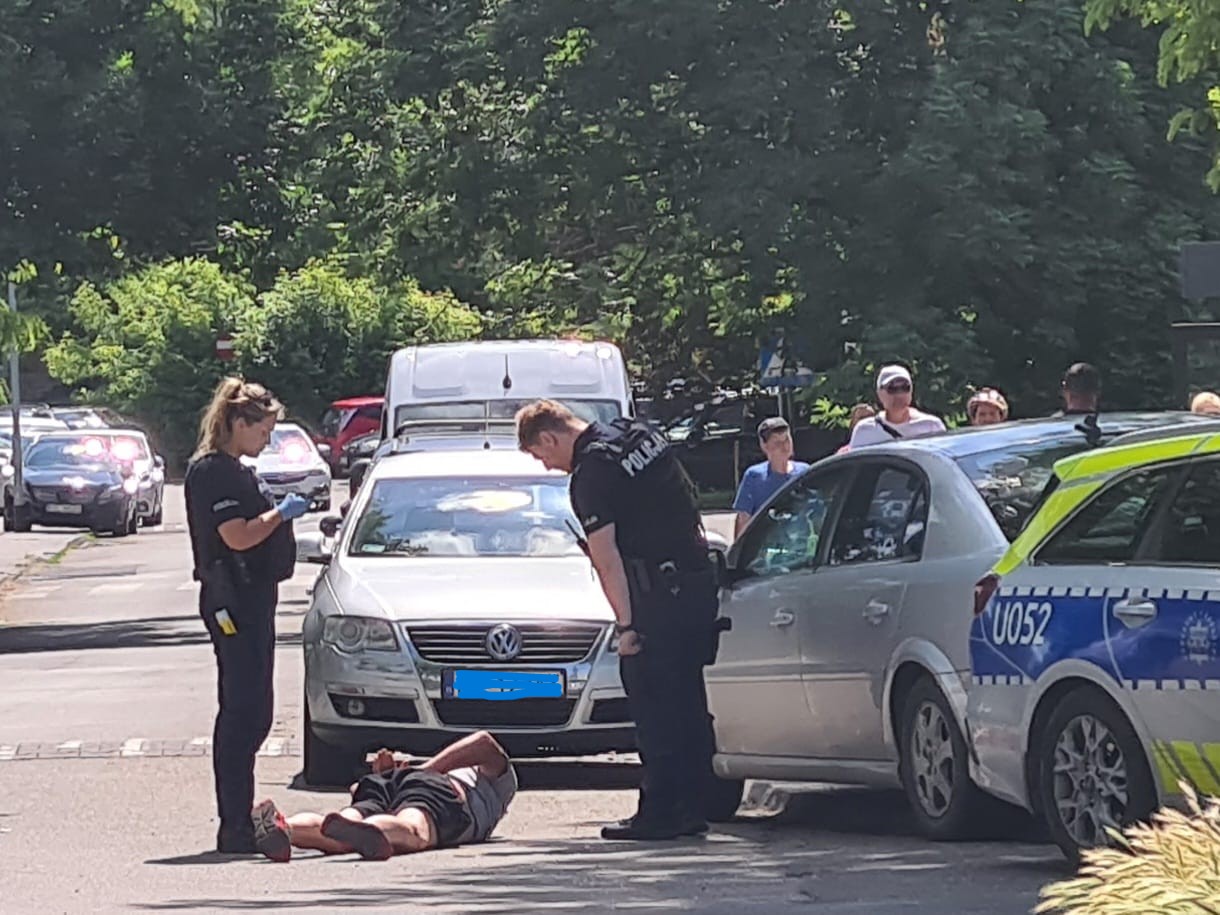 Mogło dojść do tragedii na drodze. Kierowca wylądował na ziemi