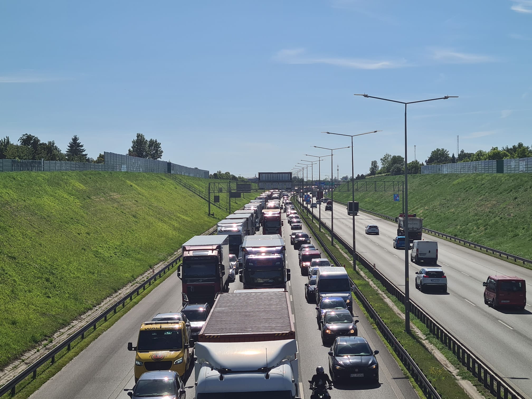 Ogromny korek na autostradzie A2 po zderzeniu dwóch aut