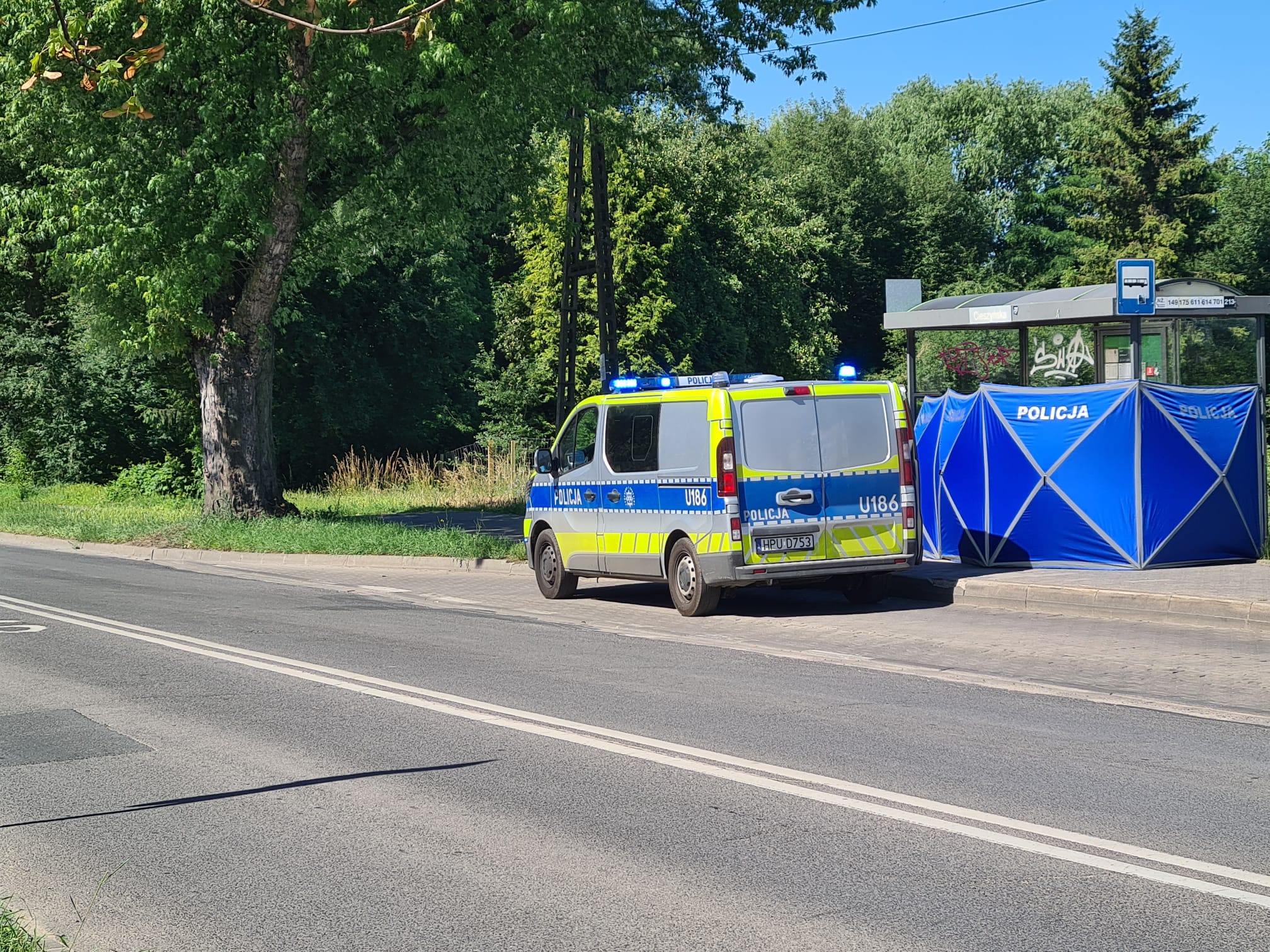 Myśleli, iż stracił przytomność. Zwłoki na przystanku