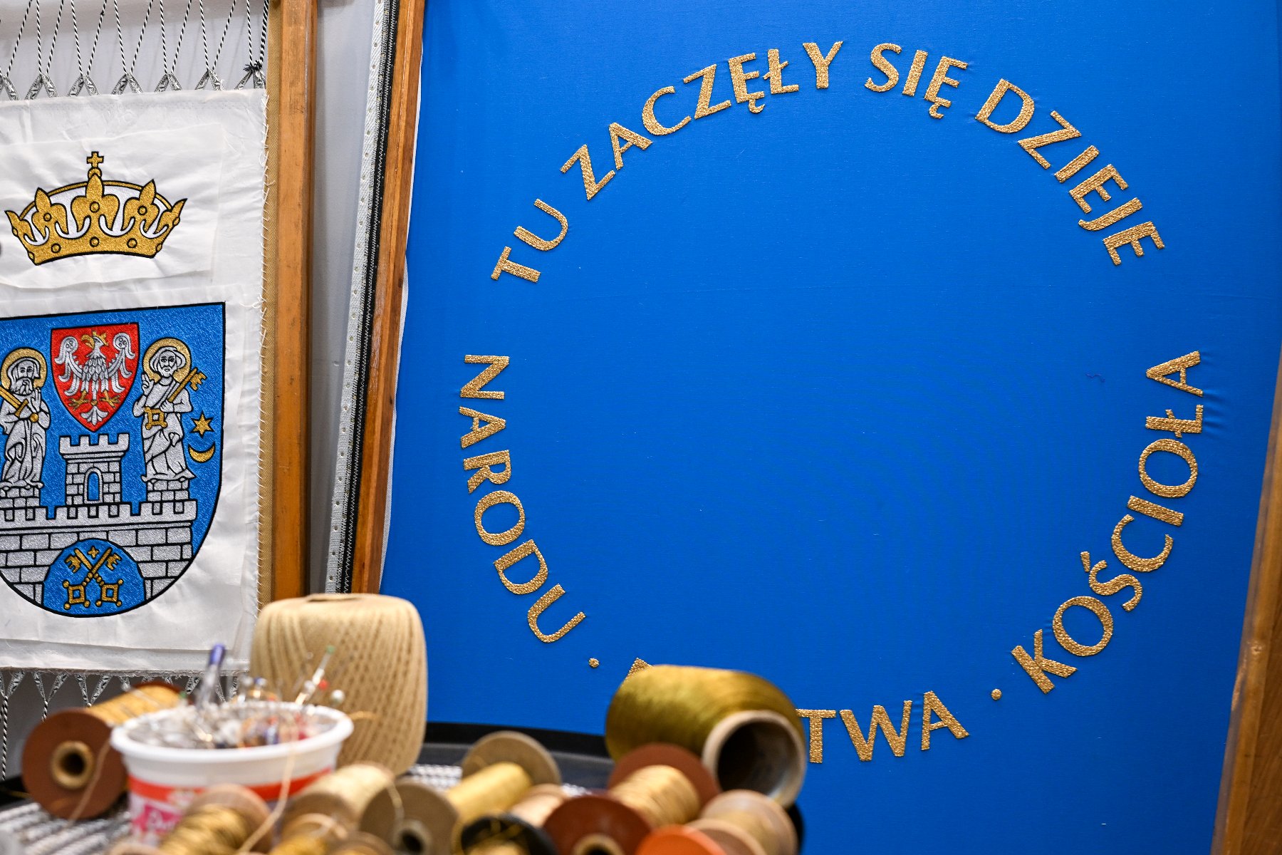 Odtwarzają historyczny sztandar. Replika zostanie zaprezentowana podczas Święta Miasta