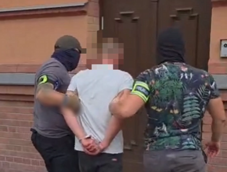 Groził nożem, skrępował i okradł. Policja zatrzymała podejrzanego