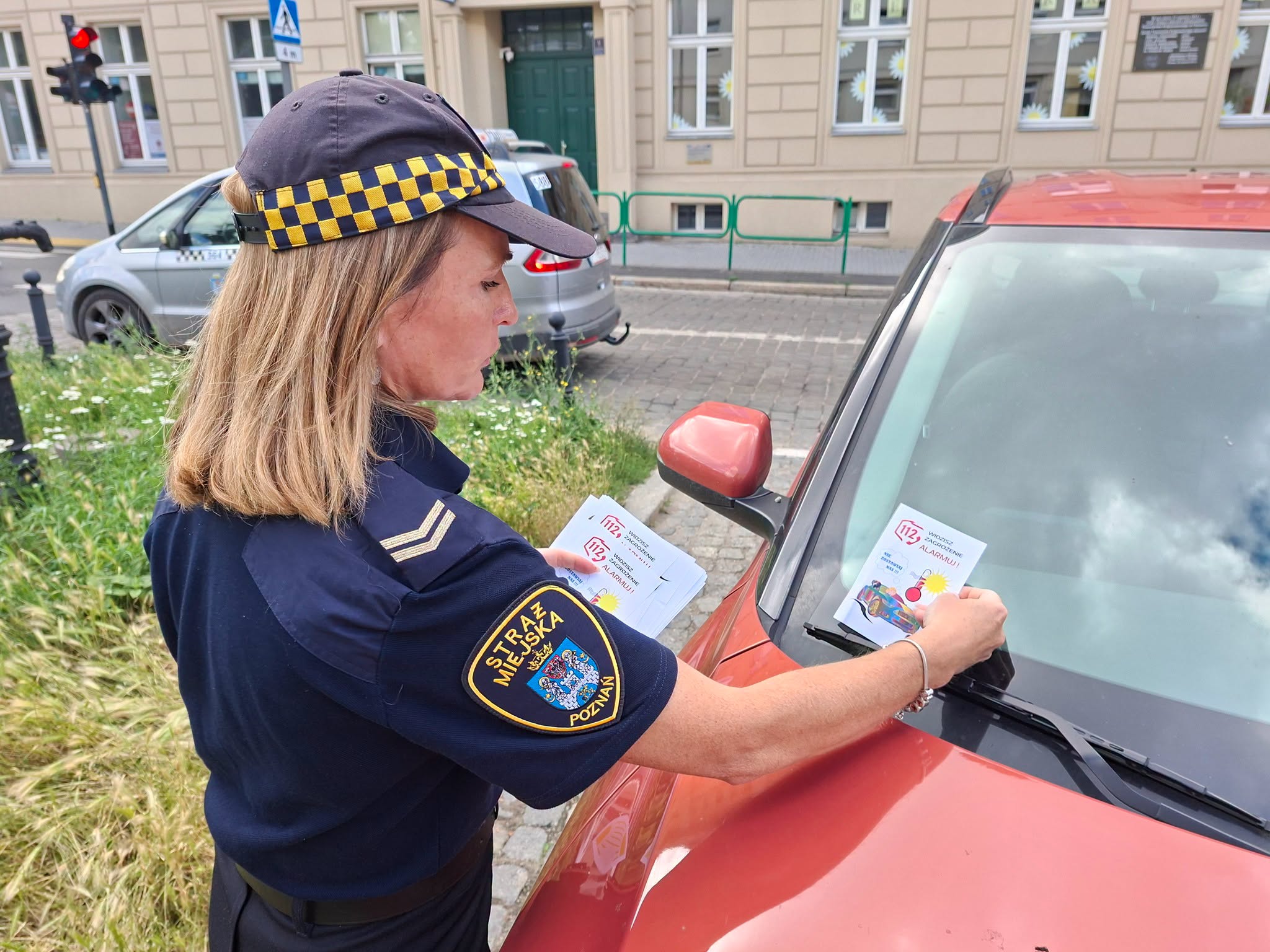 Zostawiają kartki z apelem za wycieraczkami samochodów. Mogą uratować życie