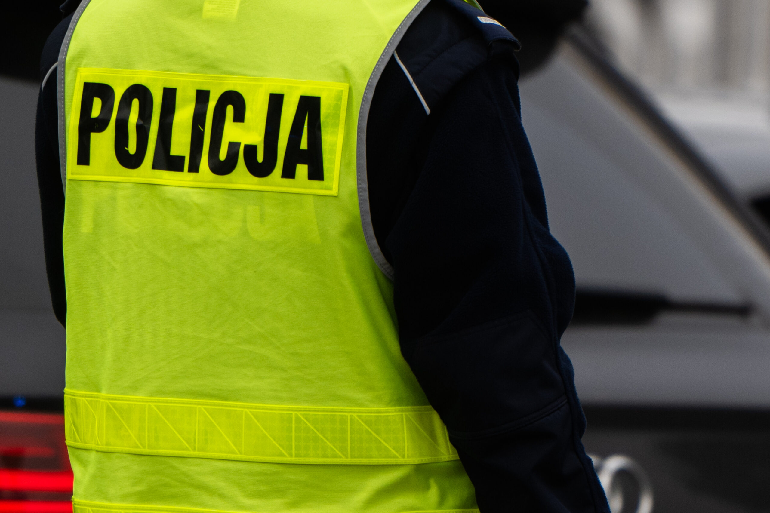 Policjant zaatakowany maczetą. Przed blokiem zwłoki