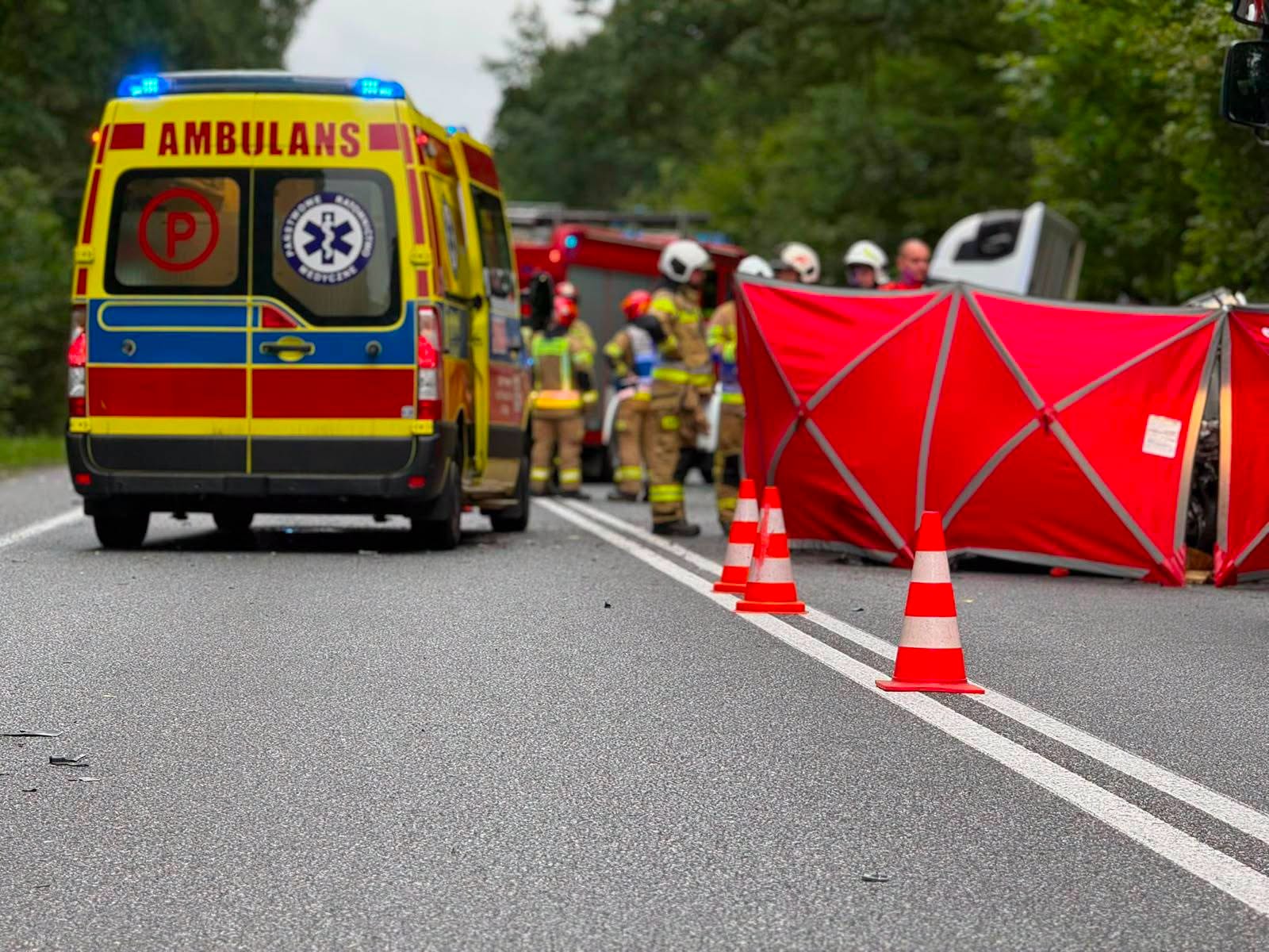 Tragiczny wypadek na DK11. Nie żyje kierowca osobówki