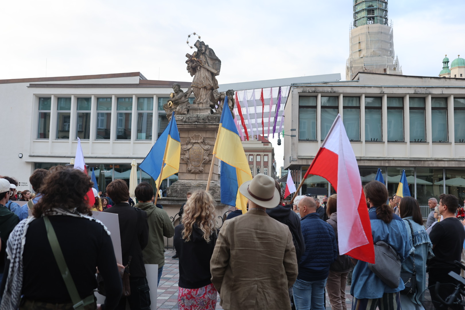 Chcieli okazać solidarność z Ukrainą. Pojawiła się kontrdemonstracja [ZDJĘCIA]