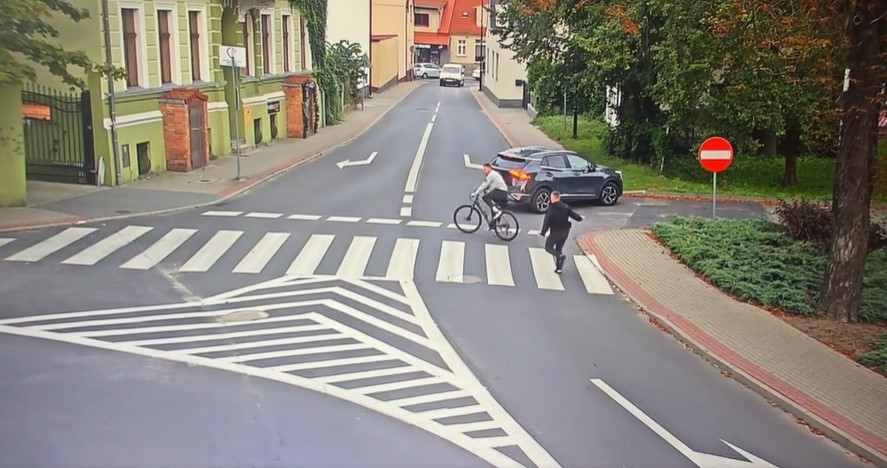 Próbował uciec policji, ale nie potrafił dobrze podnieść nóżki od roweru [WIDEO]