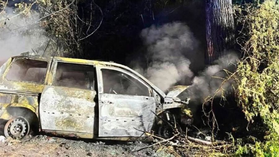 Śmiertelny wypadek. Samochód uderzył w drzewo i spłonął