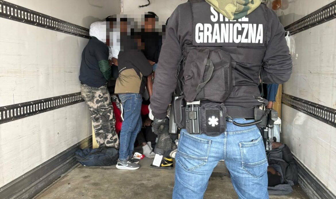 Dwaj kierowcy z zarzutami po odkryciu 34 migrantów w chłodni na A2