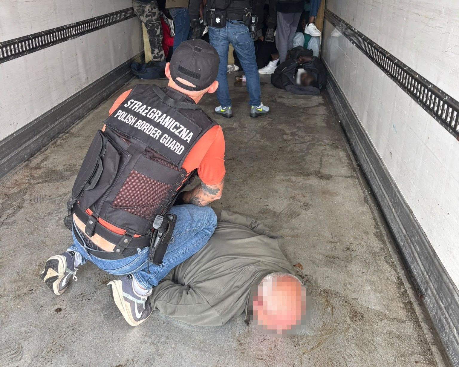 34 migrantów siedziało w chłodni. Dwaj kierowcy z zarzutami