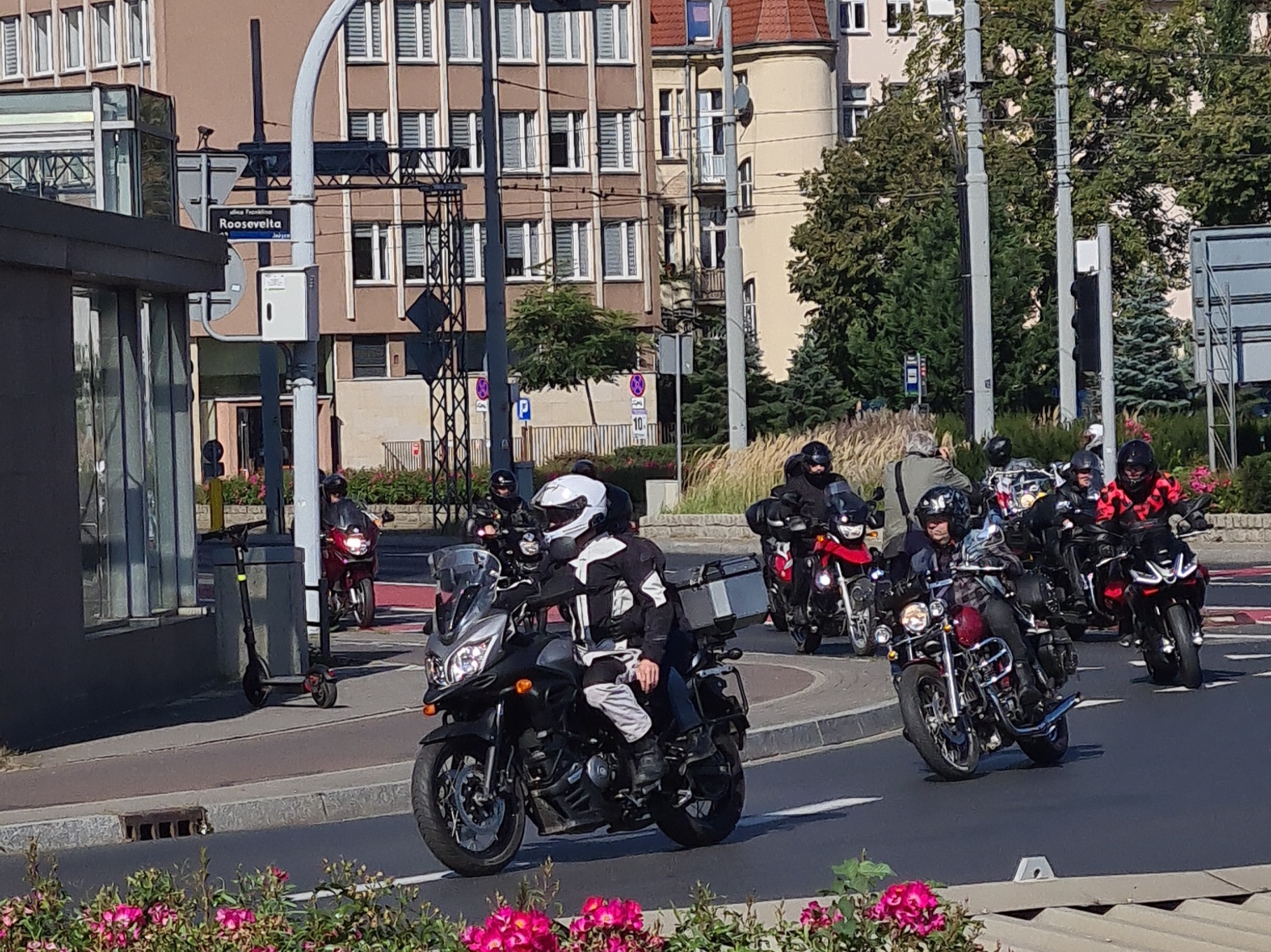 Kawalkada motocyklistów przejechała przez centrum. To oznacza jedno [ZDJĘCIA]