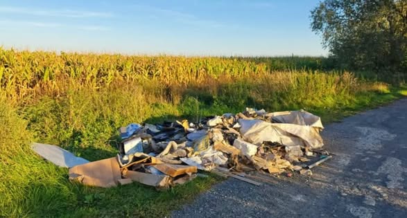 Radny podaje, że ulica ta nadal nie zostala posprzątana (fot. Przemysław Plewiński /FB)